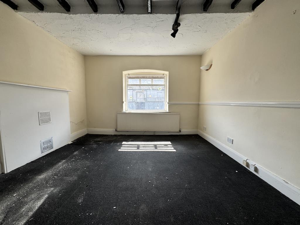 Lot: 78 - SHOP WITH OFFICE ACCOMMODATION ON UPPER FLOORS - First floor office and storage area
